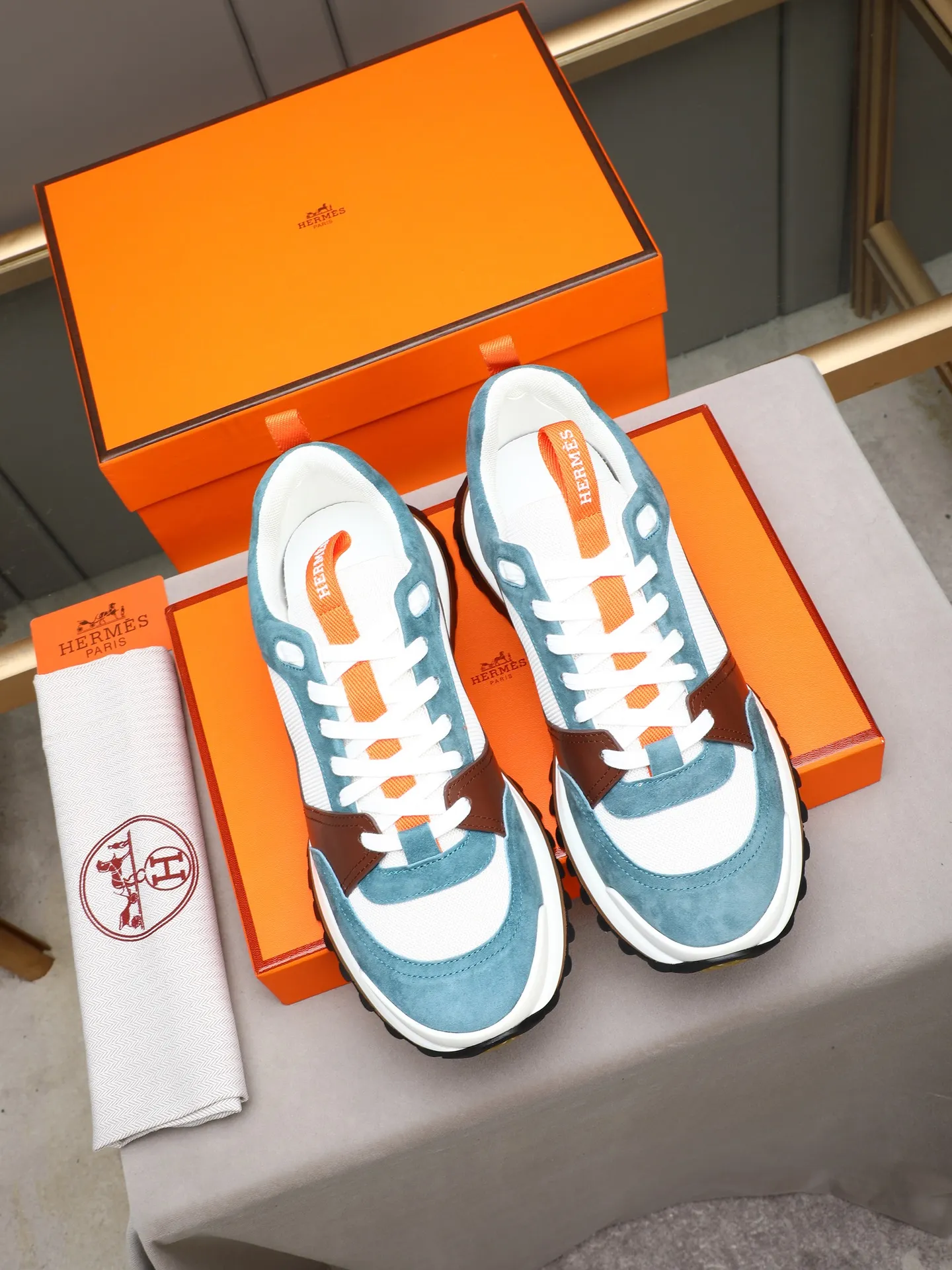 PP680【Hermes】fe new arrival~New Bouncing sneakers are the most comfortable shoes from Hermès. They are extremely light on the feet and look great. You won’t feel tired even when you go shopping and running around. 👍Very light and comfortable. Extremely light. Perfect for both sports and leisure. They feel great when you step on them! It’s up to you to choose, there’s always what you want~ ✔️Fabric: Imported first-layer cowhide ✔️Inner lining: Imported water-dyed cowhide ✔️Outsole: Seamless combination of IP+TPU (multi-color letters) German technology irradiation machine ✔️Code number: Male 38-44 (45 customized)